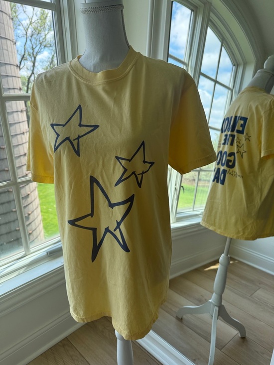 Comfort Colors Tops - Women’s Yellow Star Graphic Tee
